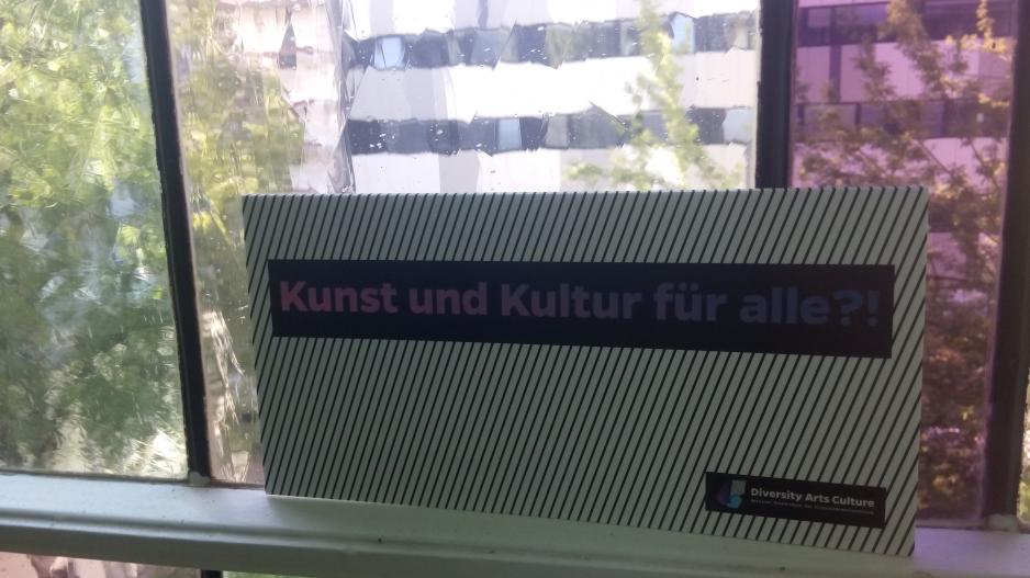 Flyer Diversity Arts Culture Flyer Diversity Arts Culture auf Fensterbrett