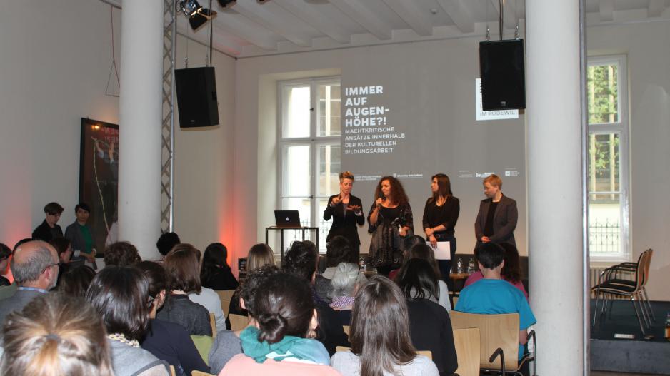 Eröffnung der Veranstaltung "Immer auf Augenhöhe?!" Eröffnung mit DGS-Dolmetscher*innen und Yasmina Bellounar und Sarah Schaaf vom Berliner Projektfonds Kulturelle Bildung