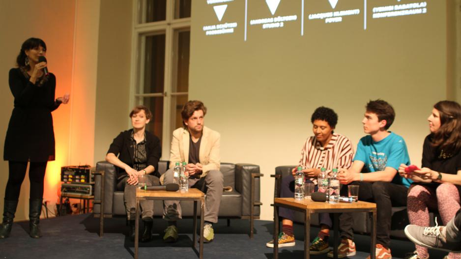 Abschlusspodium bei "Immer auf Augenhöhe?!" Abschlussrunde mit Moderatorin Marwa Al-Radwany, Lisa Scheibner (Diversity Arts Culture) und den Referent*innen.