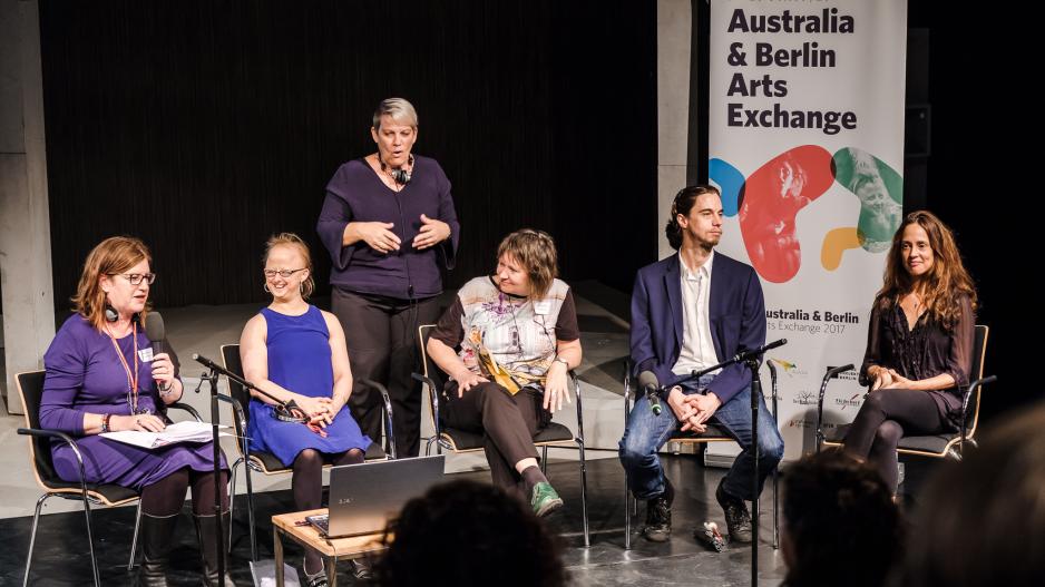 Podiumsdiskussion Meeting Place Podiumsdiskussion mit Vertreter*innen von Arts Access Australia, Förderband und Berlinklusion
