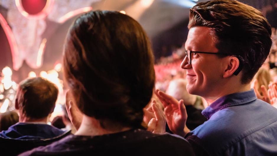 Wille Felix Zante bei einer Kulturveranstaltung im Friedrichstadt-Palast Wille Felix Zante sitzt im Publikum bei einer Aufführung des Friedrichstadt-Palastes. Er ist im Profil zu sehen, um ihn rum sitzen sehr viele andere Menschen.