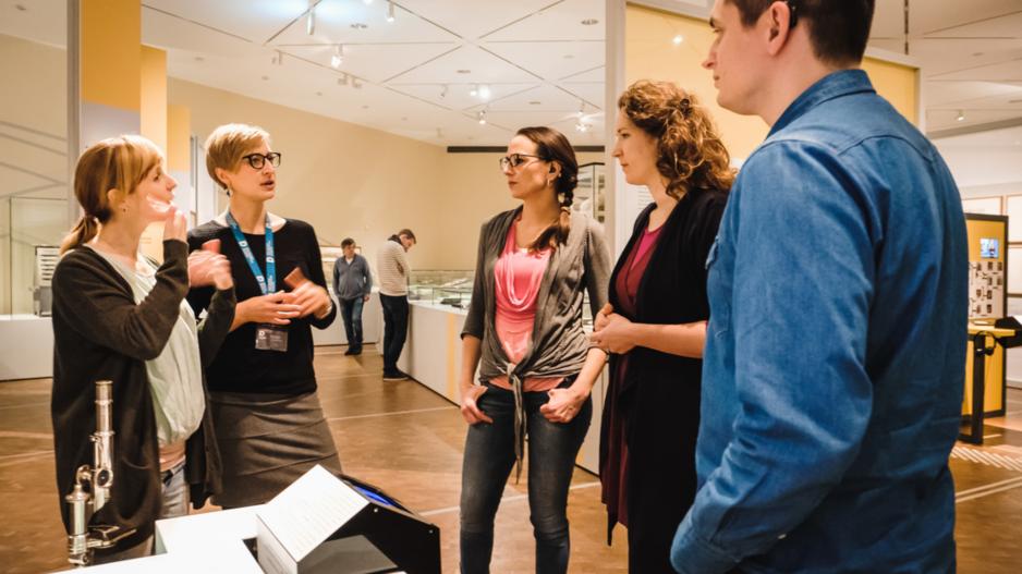 Mit Gebärdensprache im Deutschen Historischen Museum Gebärdende Menschen im Deutschen Historischen Museum in Berlin.